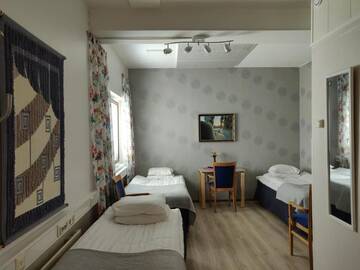 Фото номера Стандартный трехместный номер Отель Hotel Vuolake г. Лаукаа 2