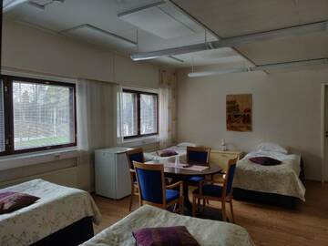 Фото номера Стандартный четырехместный номер Отель Hotel Vuolake г. Лаукаа 3